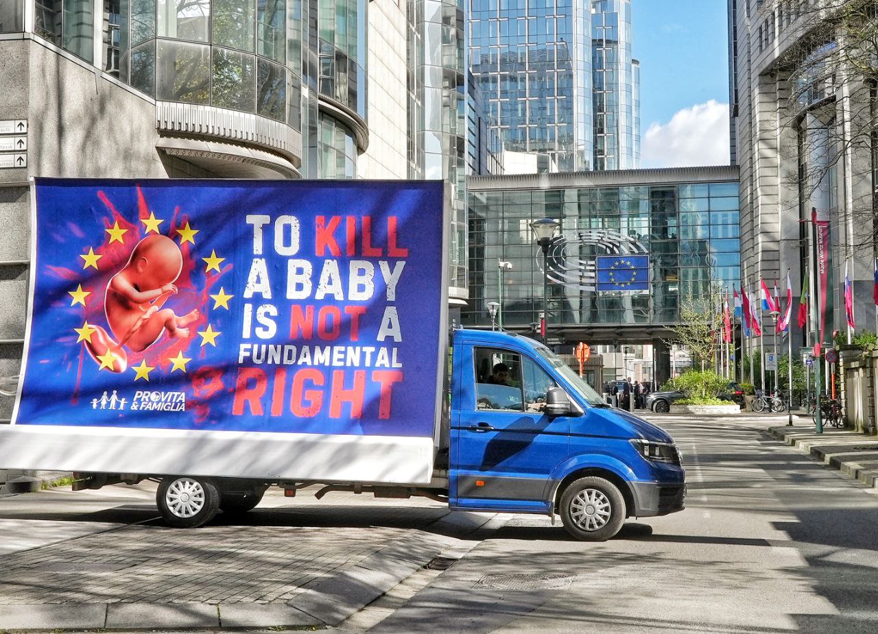 Aborto. Giorno tragico per l’Europa, Italia si unisca a Paesi pro-Vita. Prosegue la nostra campagna shock a Bruxelles 1